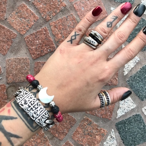 Genuine mother of pearl moon oil diffuser bracelet - Picture 4 of 8